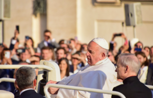 Papa Francisco termina primer día en Papua Nueva Guinea ayudando a poblaciones desfavorecidas